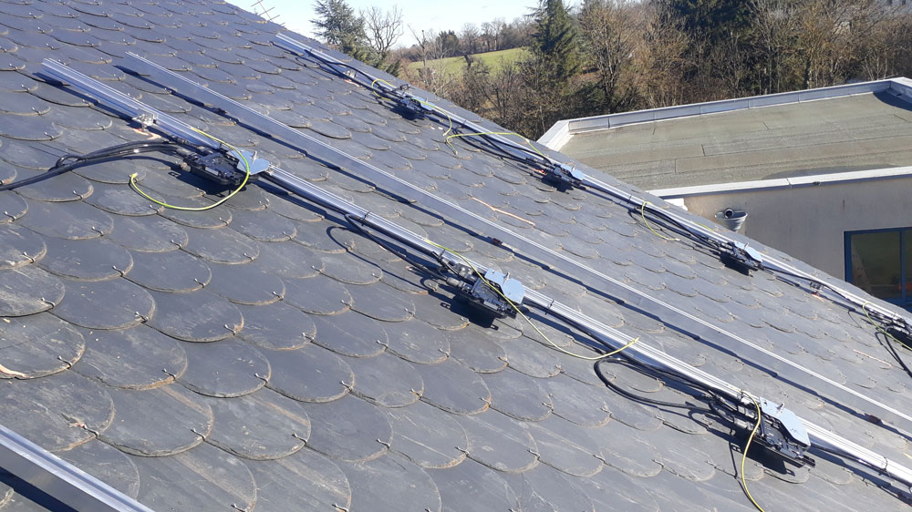 Installation de panneaux solaires sur une pente de toit