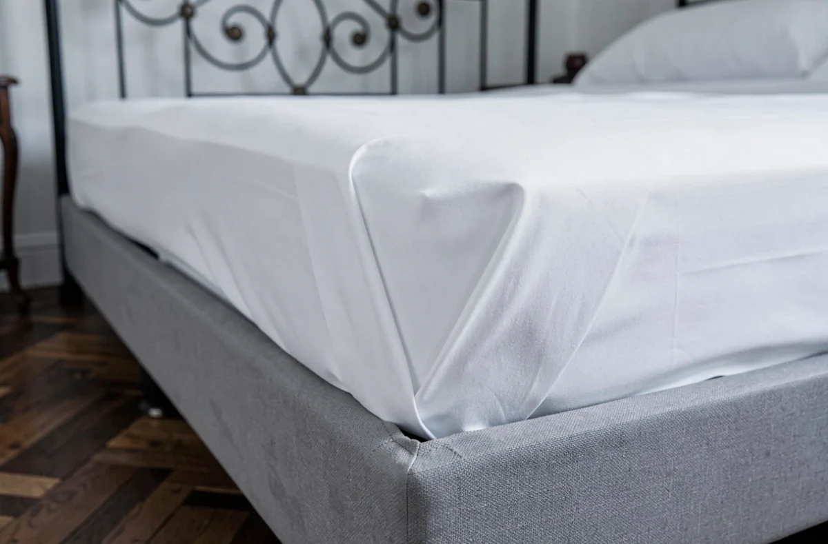 Gros plan sur le coin parfaitement plié d'un lit en portefeuille dans un cadre parisien élégant
