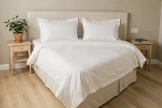 Lit en portefeuille avec draps blancs bien bordés dans une chambre minimaliste au style scandinave