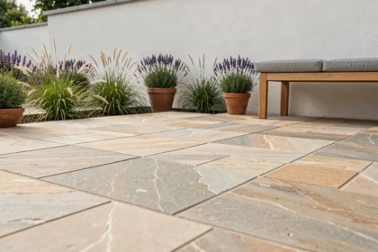 Terrasse extérieure moderne avec carrelage en pierre naturelle grand format et plantes ornementales